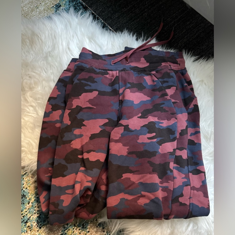 Lululemon Scuba High-Rise Jogger
Heritage 365 Camo Smoky Red Night Sea Multi
